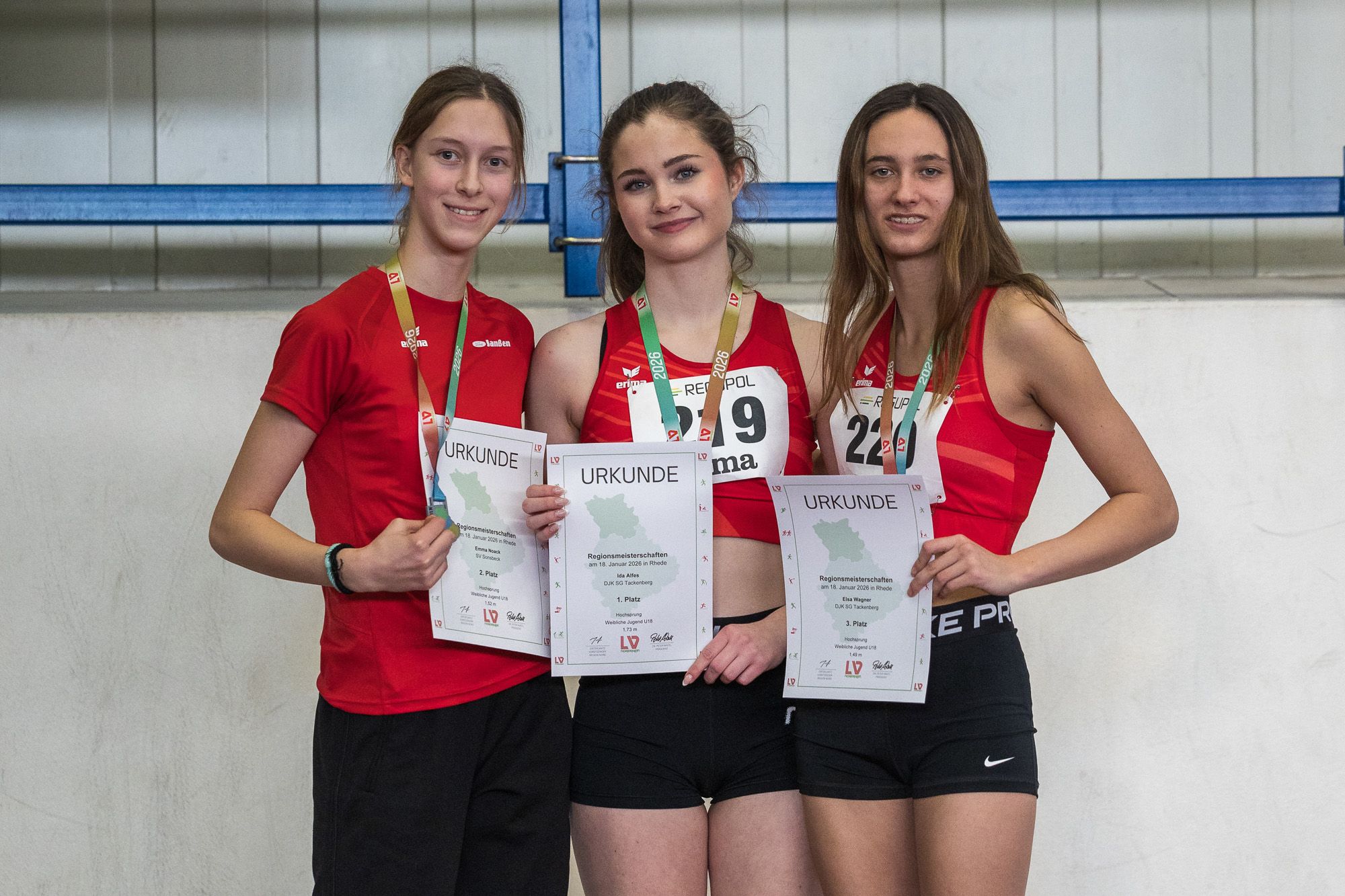 Ida Alfes (Mitte), Elsa Wagner (rechts) und die Zweitplatzierte Emma Noack vom SV Sonsbeck
